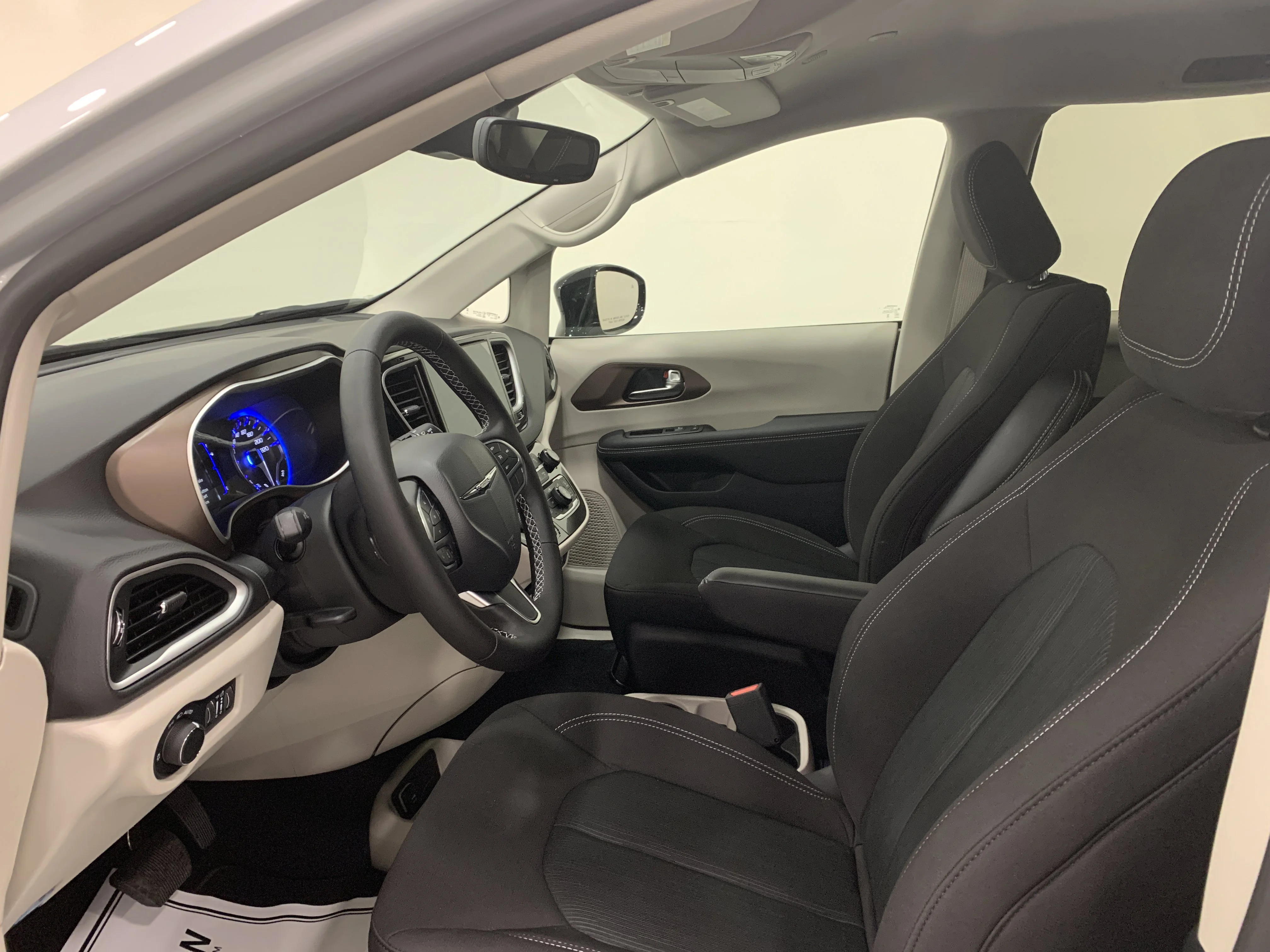 New 2024 Silver Mist Chrysler SXT image 6