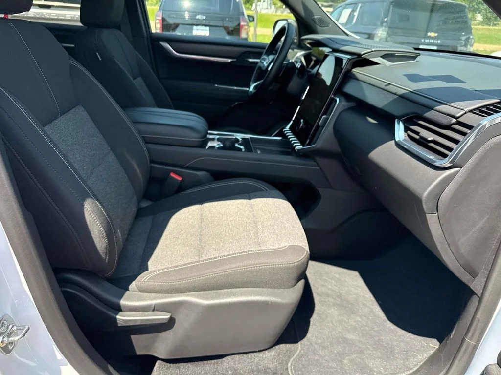 Used 2025 White GMC Elevation image 20