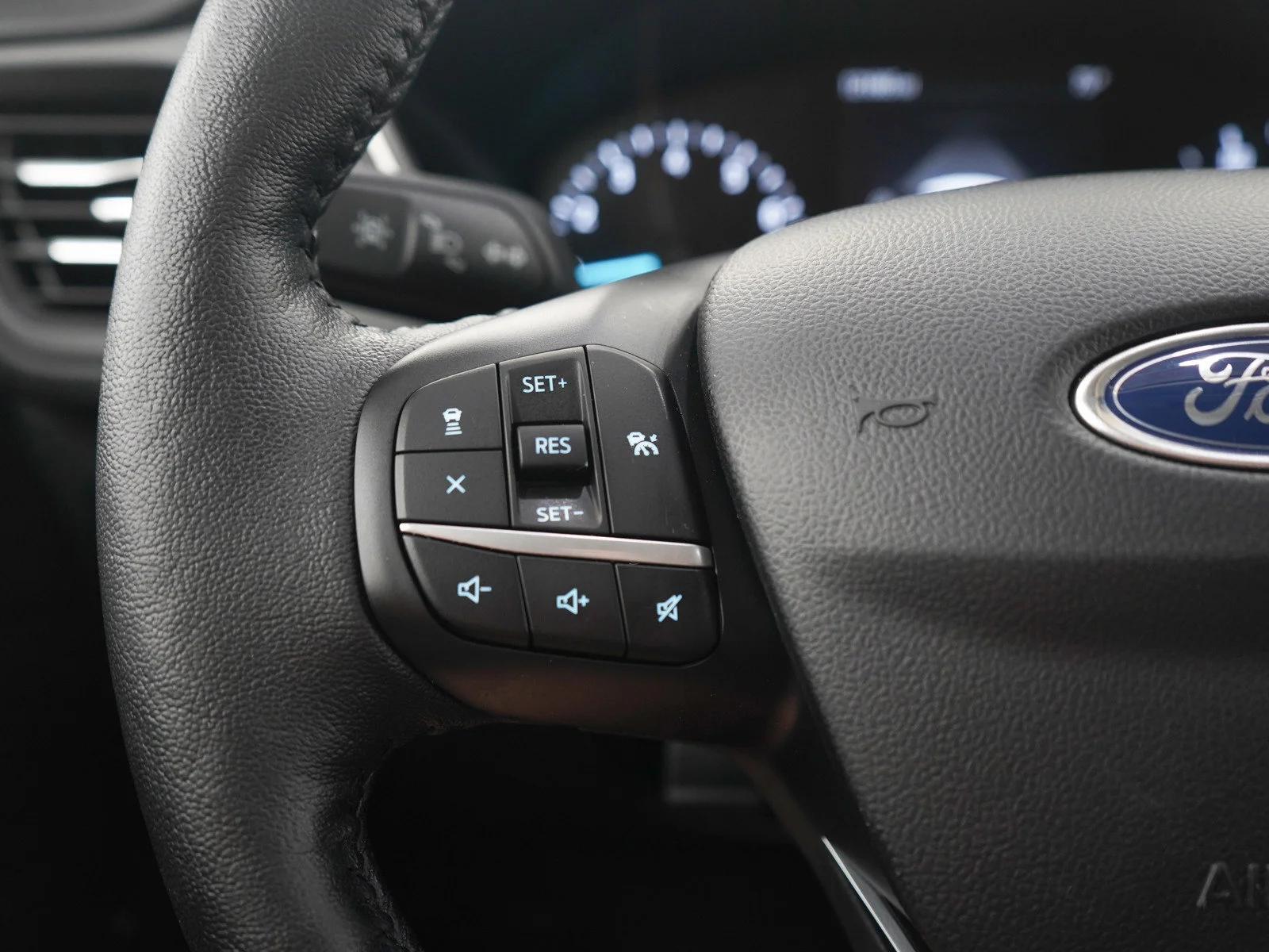 Used 2020 Magnetic Metallic Ford SEL image 25