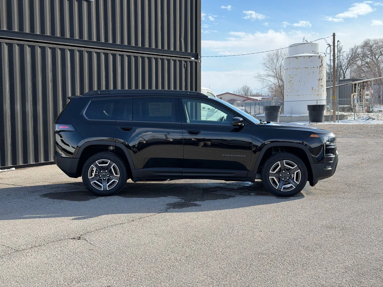 New 2026 Diamond Black Crystal Pearl-Coat Exterior Paint Jeep Limited image 6