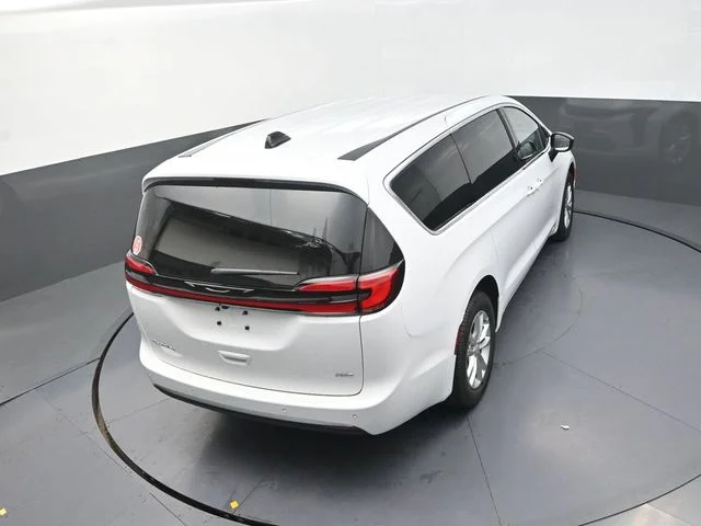 New 2027 Bright White Clear-Coat Exterior Paint Chrysler Select image 17