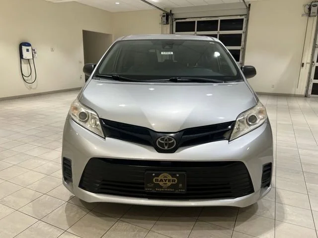 Used 2020  Toyota L image 8