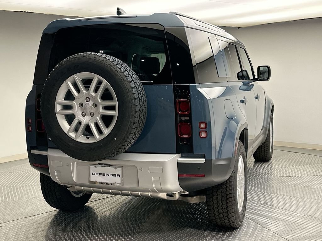 Used 2025 Tasman Blue Metallic Land Rover S image 3