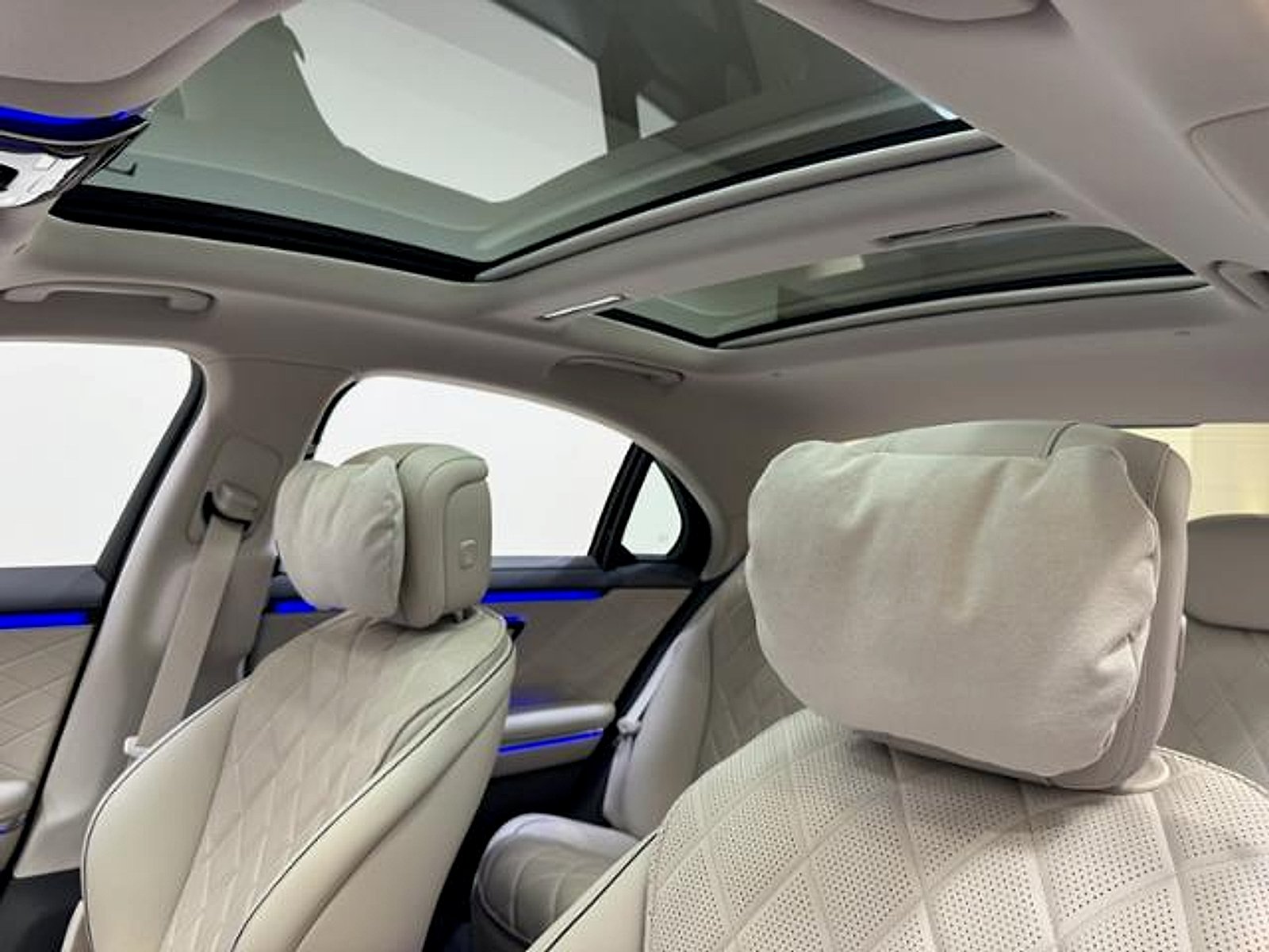 Certified Used 2026 MANUFAKTUR Moonlight White Metallic Mercedes-Benz 4MATIC® image 9