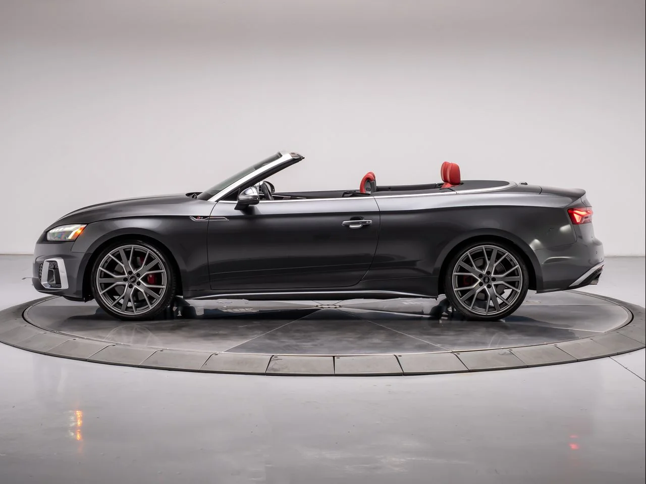 Used 2024 DAYTONA GRAY PEARL EFFECT Audi Premium Plus TFSI quattro Tiptronic image 2