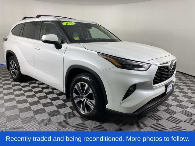 Used 2025 Beige Toyota XLE image 3
