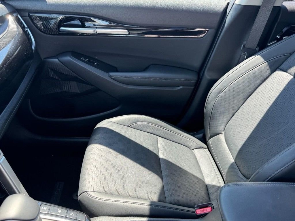 Used 2022 White Kia EX image 13