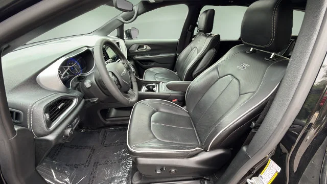Used 2026  Chrysler Limited image 18