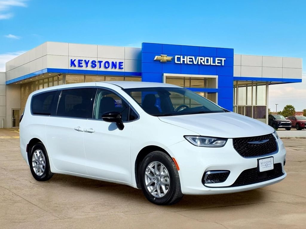 2024 Chrysler Pacifica Touring L's photo