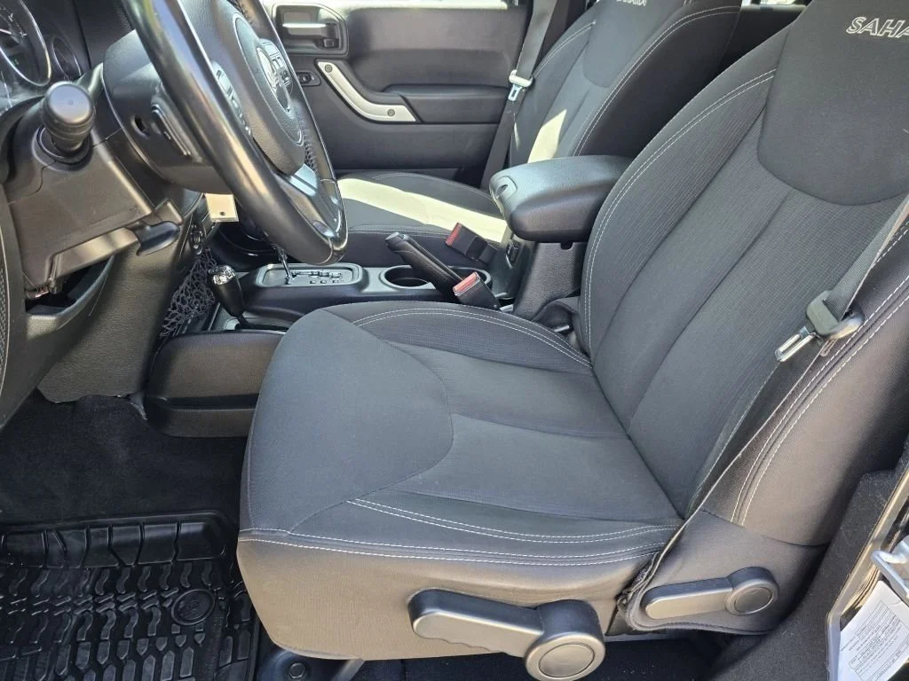 Used 2018 Black Clearcoat Jeep Sahara image 27