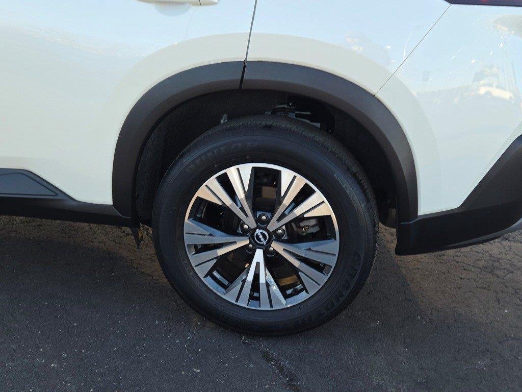 Used 2023 White Nissan SV Intelligent AWD image 15
