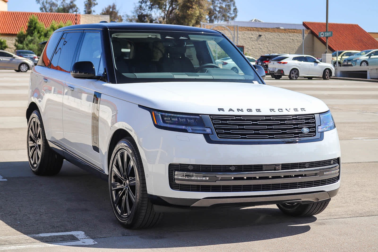 New 2027 Fuji White Land Rover SE image 3
