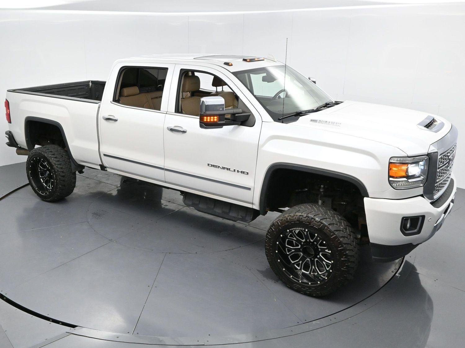 Used 2019 White Frost Tricoat GMC Denali image 38