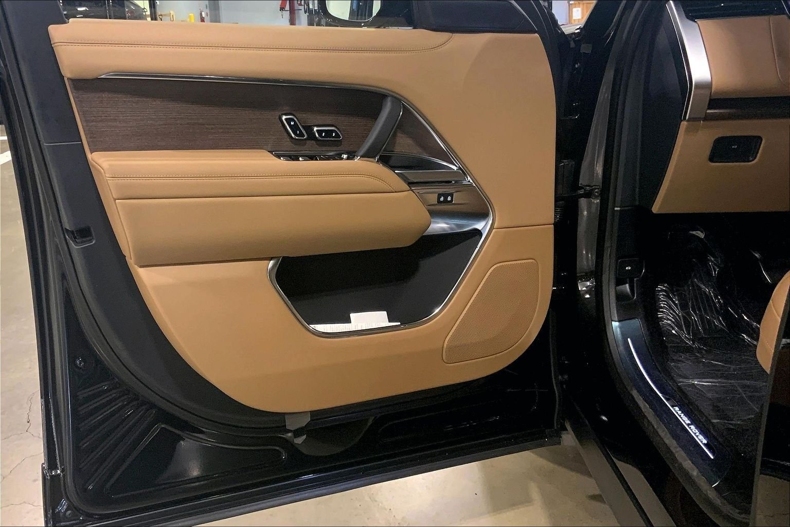 New 2026 Santorini Black LAND ROVER SE image 10