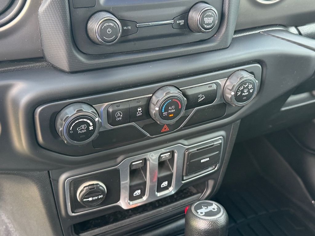 Used 2018 Green Jeep Sport S image 23