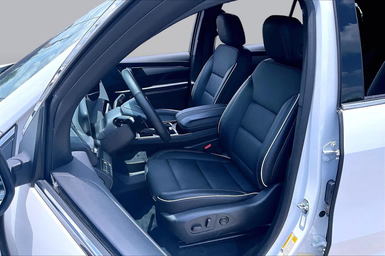Used 2025 Summit White Buick Preferred image 8