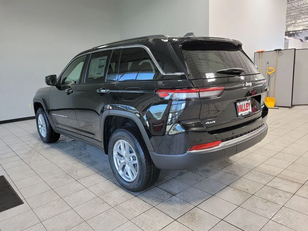 New 2026 Diamond Black Crystal Pearl-Coat Exterior Paint Jeep Laredo X image 7