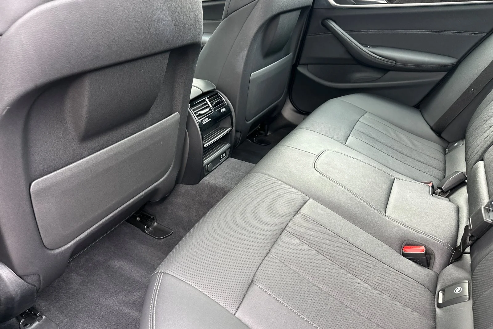Used 2023 Black Sapphire Metallic BMW 530i image 11