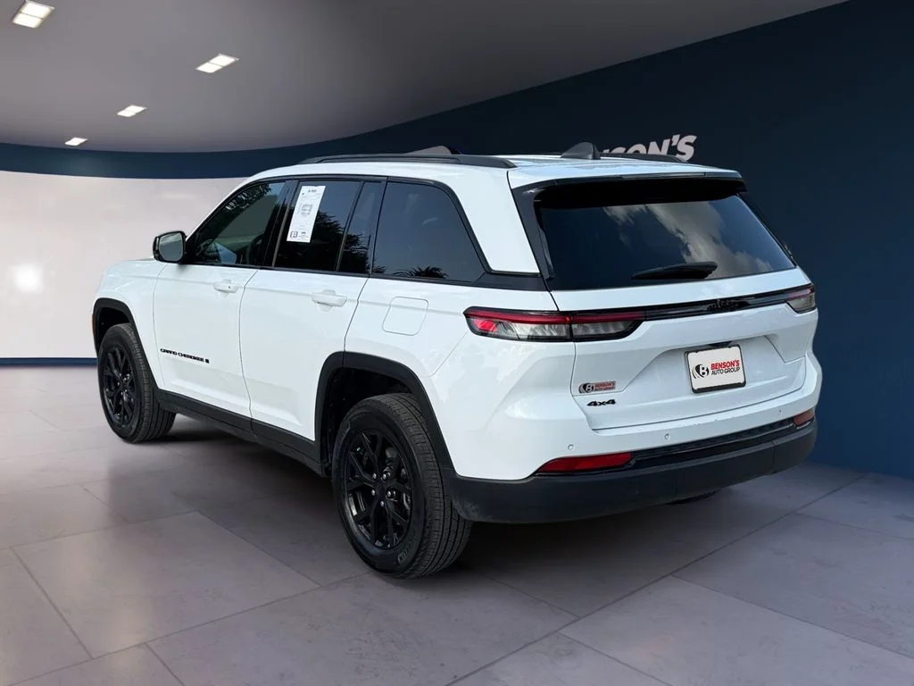Used 2025 White Jeep Altitude image 3