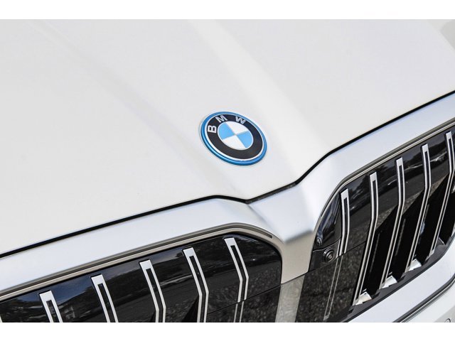 New 2026 Mineral White Metallic BMW eDrive40 image 9