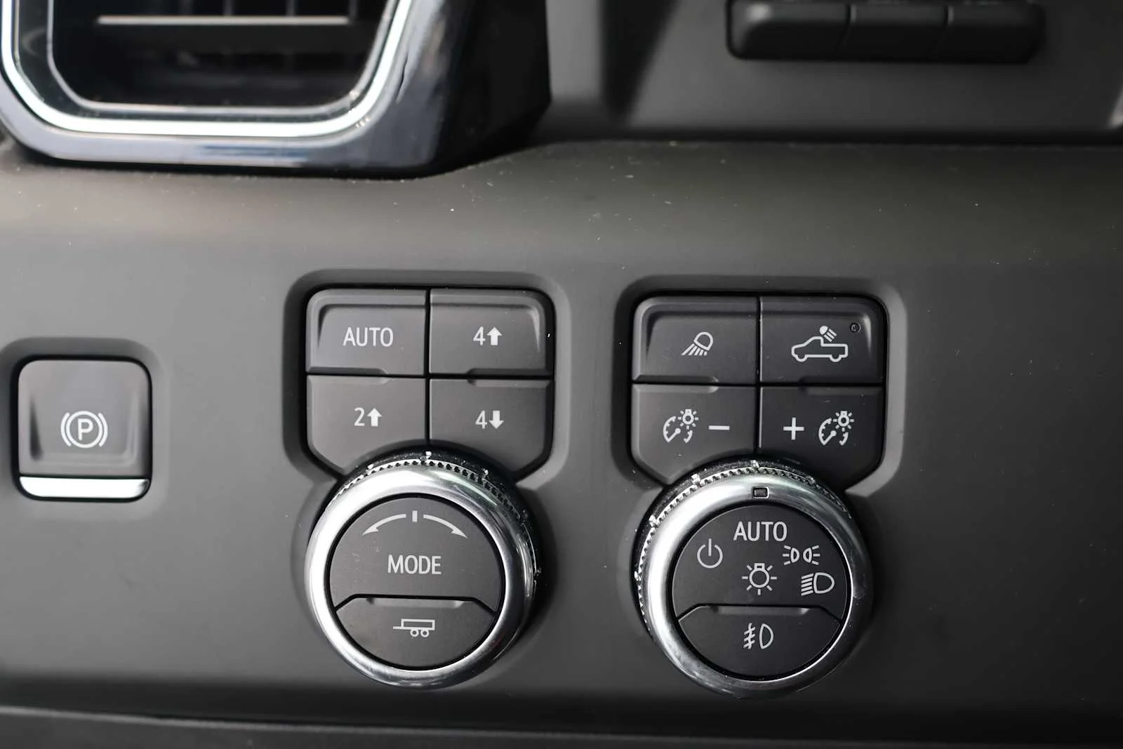 Used 2024 White Frost Tricoat GMC Denali Ultimate image 20