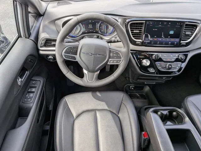 Used 2026 Silver Chrysler Select image 17