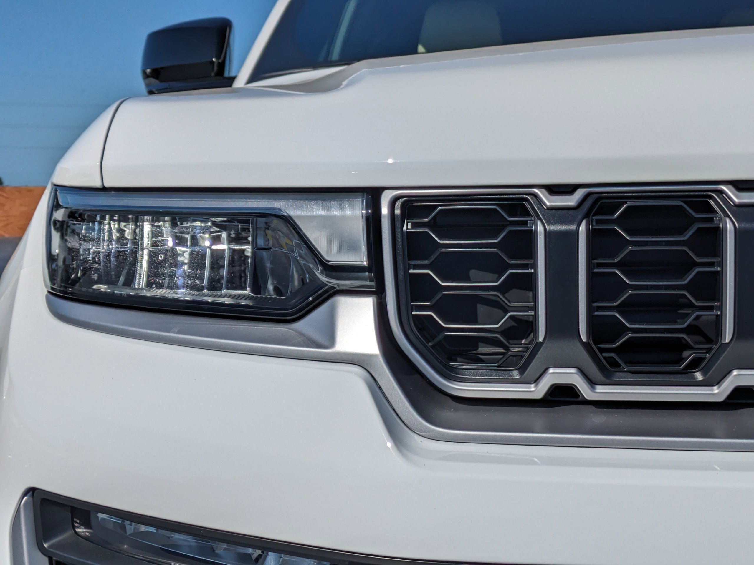 New 2026 Bright White Clear-Coat Exterior Paint Jeep Limited image 9