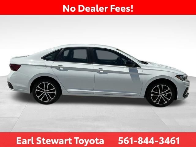 Used 2025 White Volkswagen 1.5T Sport image 3