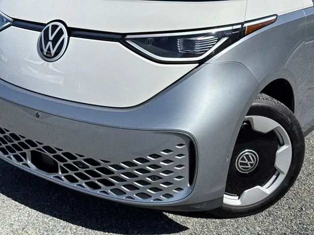New 2025 Metro Silver W/Candy White Upper Volkswagen Pro S Plus image 8
