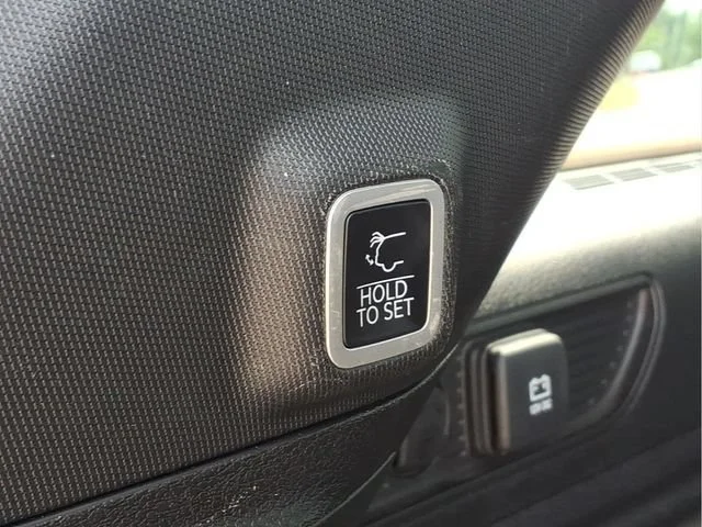 Used 2024  Jeep Y image 30