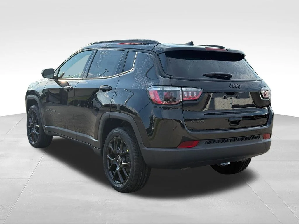 New 2026 Diamond Black Crystal Pearl-Coat Exterior Paint Jeep Latitude image 3