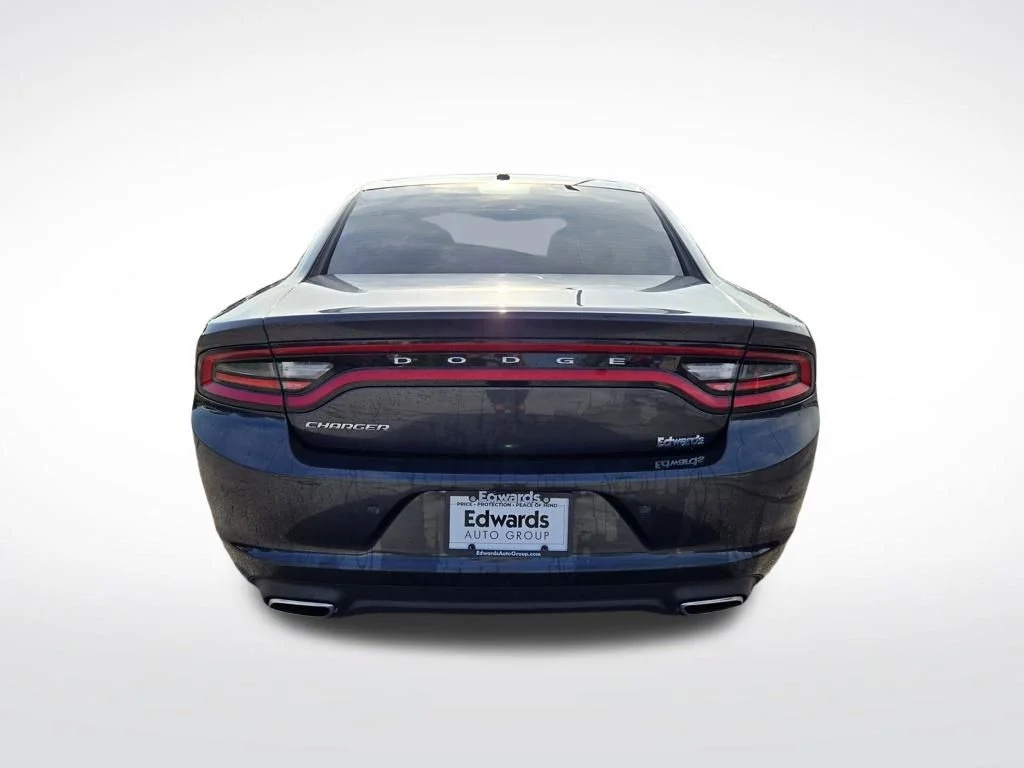 Used 2016 Gray Dodge SE image 4