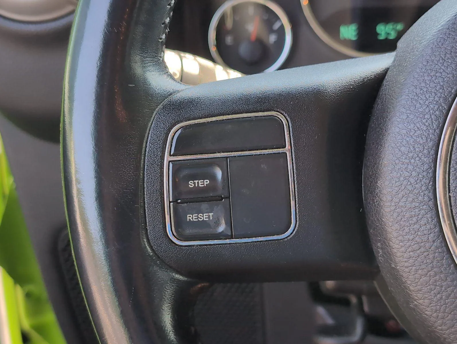 Used 2013 Gecko Pearl Jeep Sport image 30