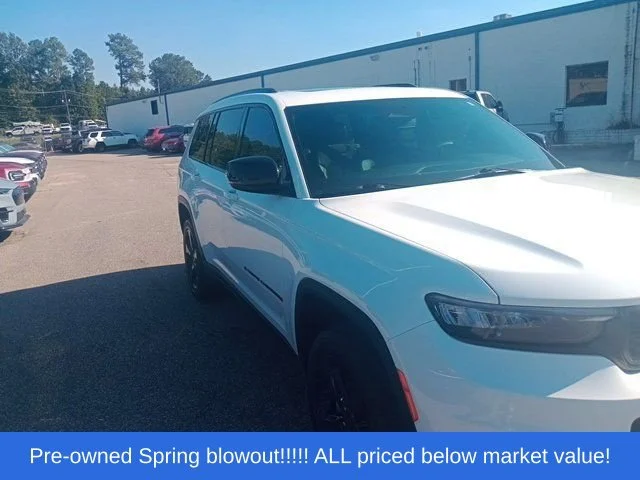 Used 2023 White Jeep Altitude image 10