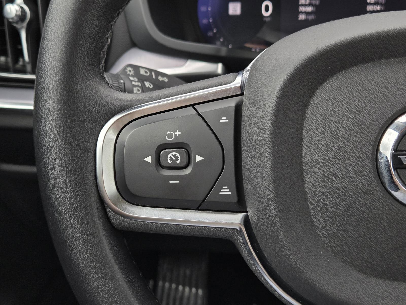 Used 2024 Onyx Black Metallic Volvo Core Dark Theme image 13