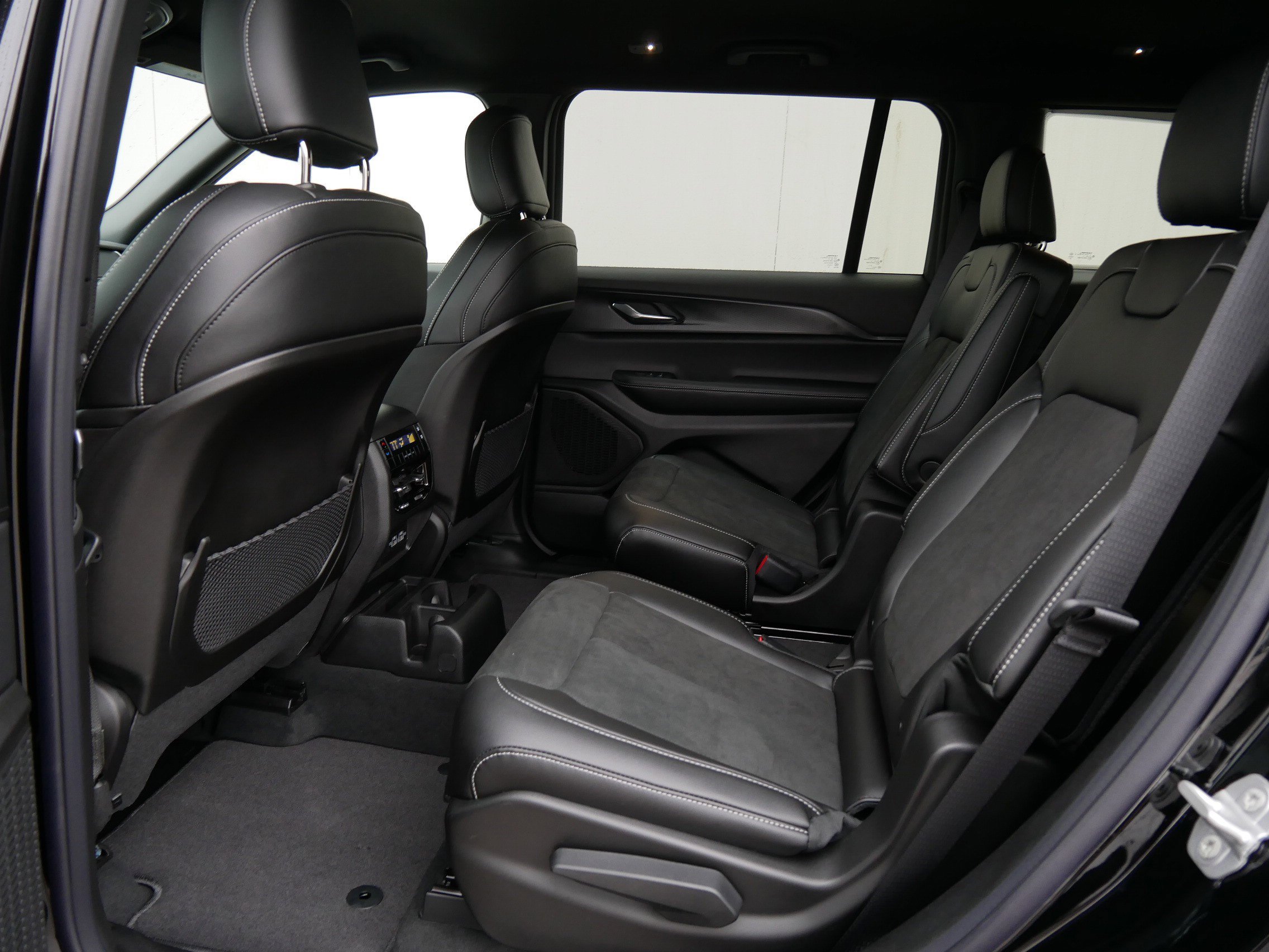 New 2025 Diamond Black Crystal Pearl-Coat Exterior Paint Jeep Altitude image 7