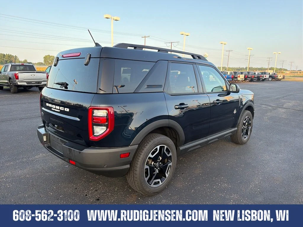 Used 2022 Blue Ford Outer Banks image 5
