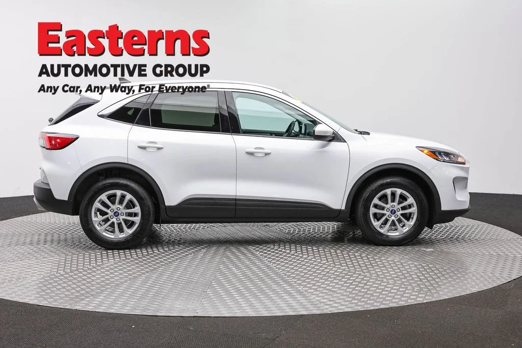 Used 2021 White Ford SE image 4