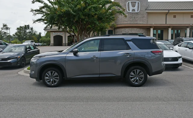 2024 Nissan Pathfinder SV