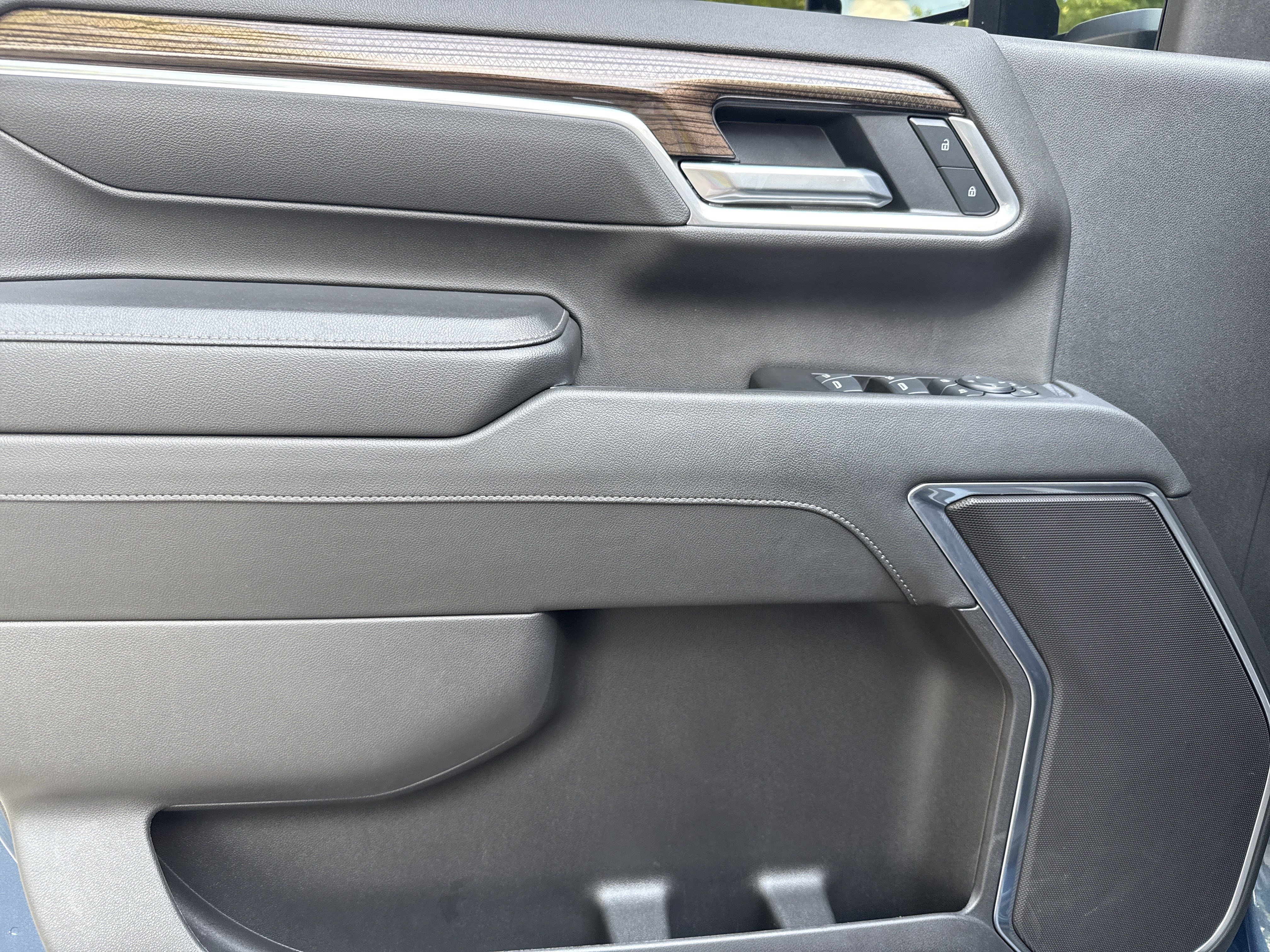 Used 2025 Lakeshore Blue Metallic Chevrolet LT image 10
