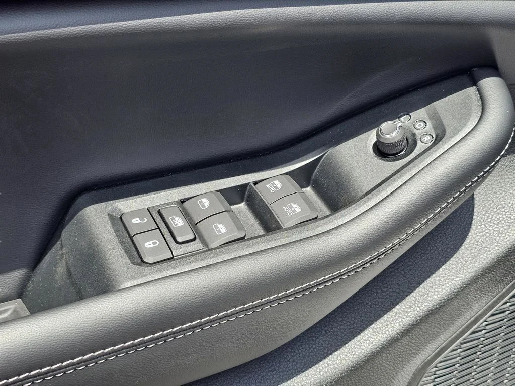 New 2026 Silver Zynith Exterior Paint Jeep Altitude image 15
