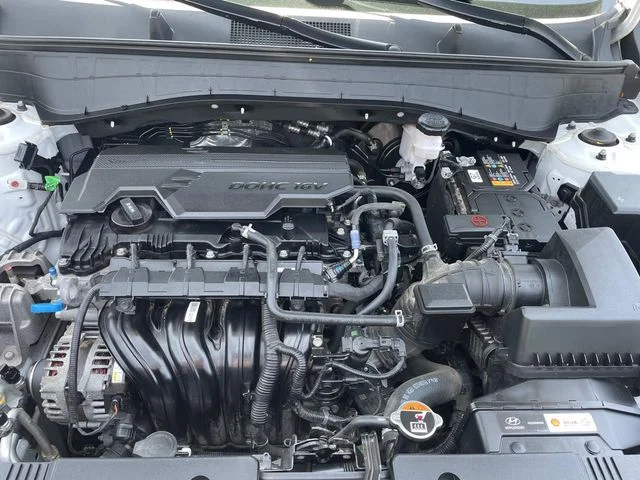 Used 2025 White Hyundai SEL image 14
