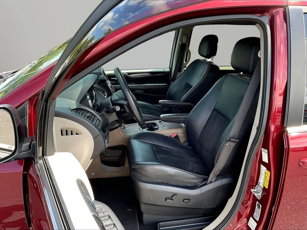 Used 2019 Red Dodge SXT image 27