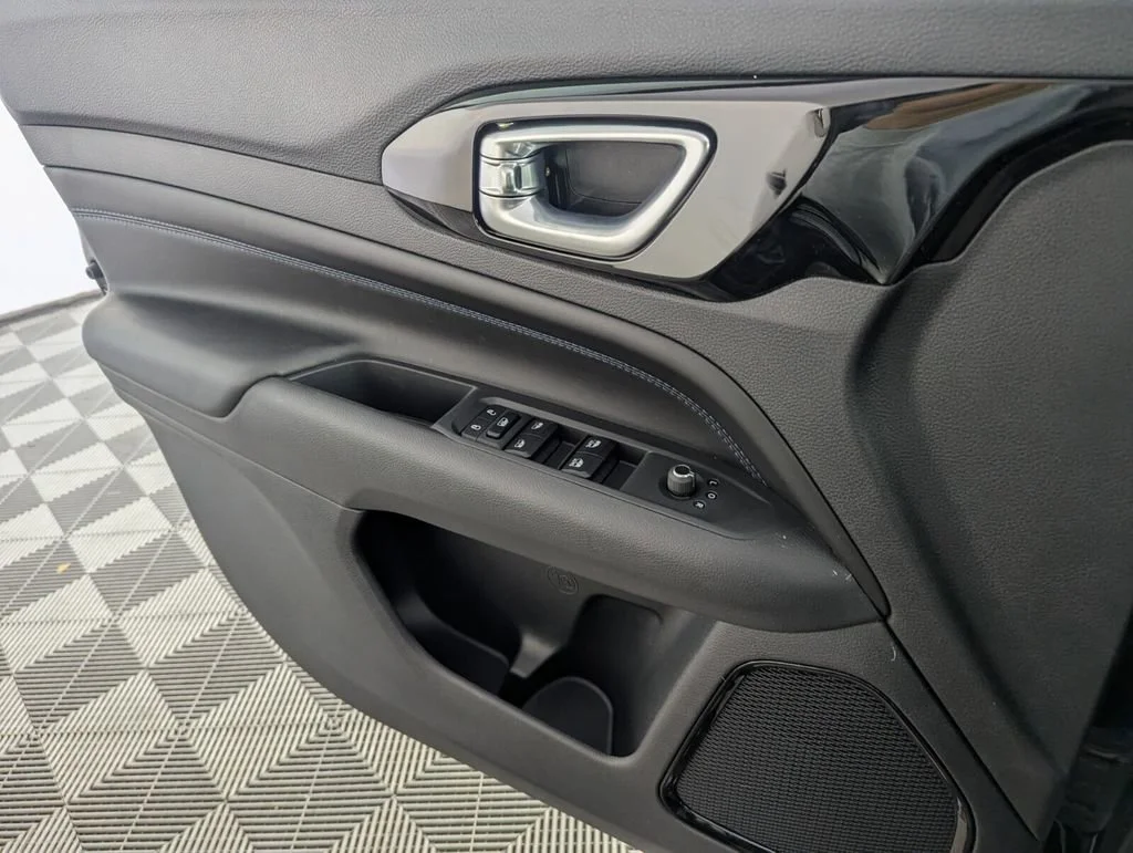 New 2026 Diamond Black Crystal Pearl-Coat Exterior Paint Jeep Latitude Altitude image 26