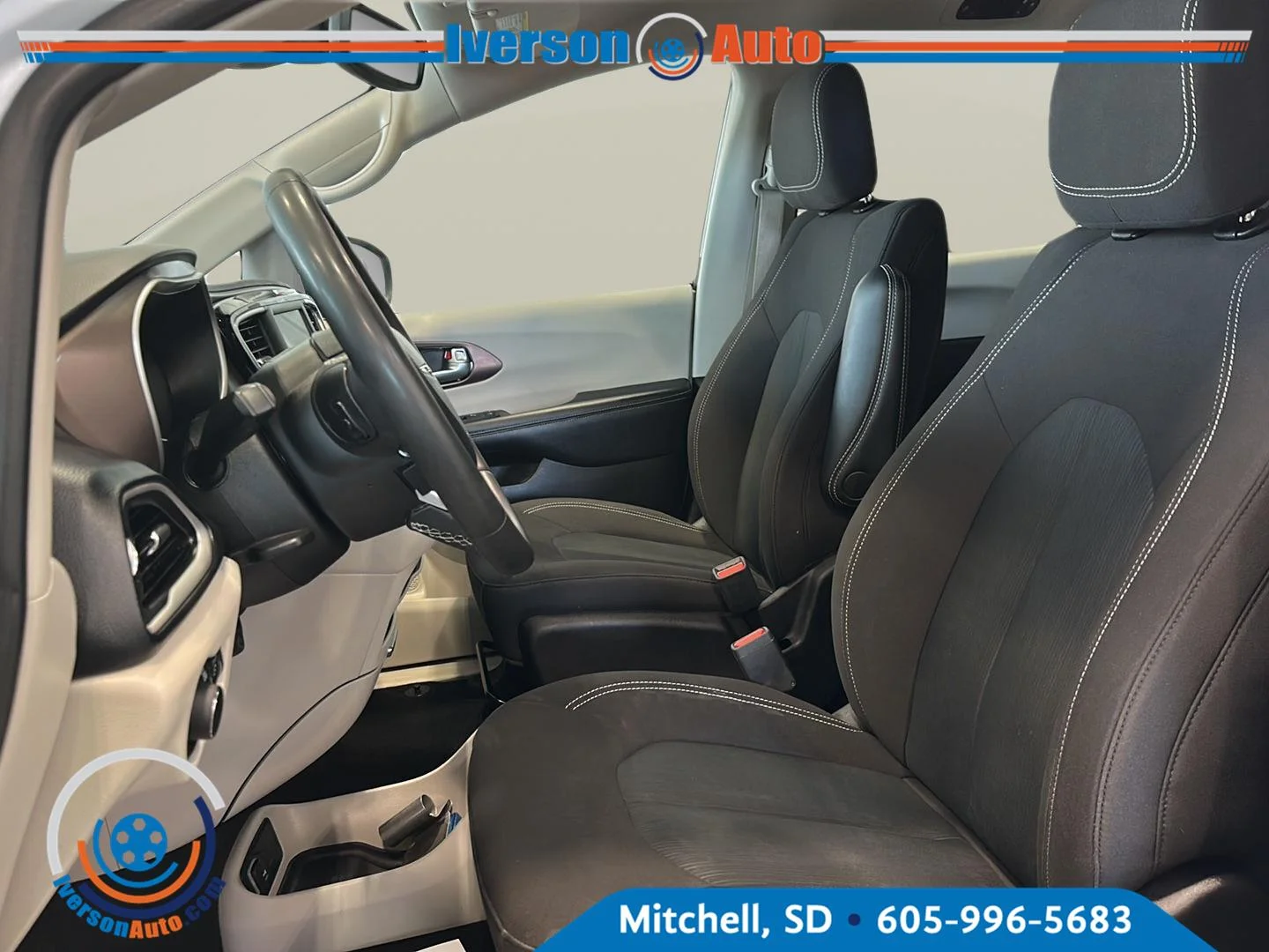 Used 2023 Bright White Clearcoat Chrysler LX image 15