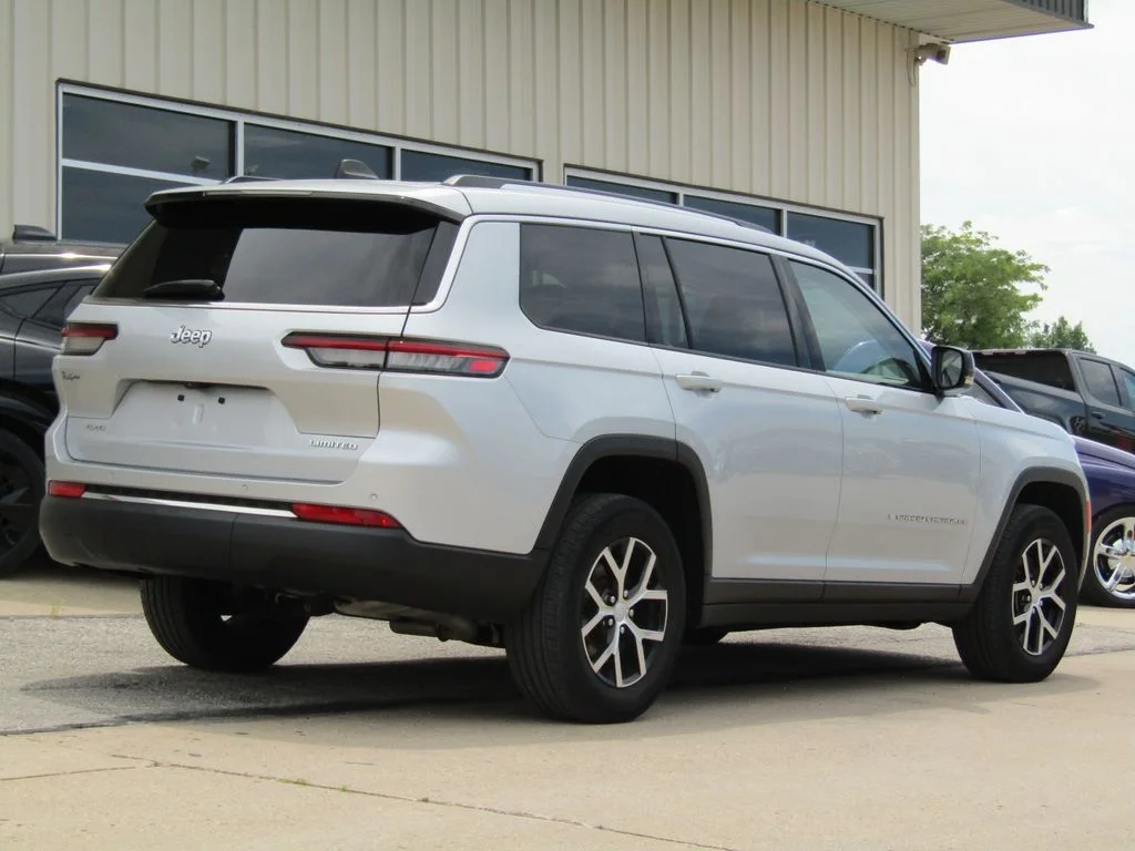 Used 2023 Silver Jeep Limited image 3