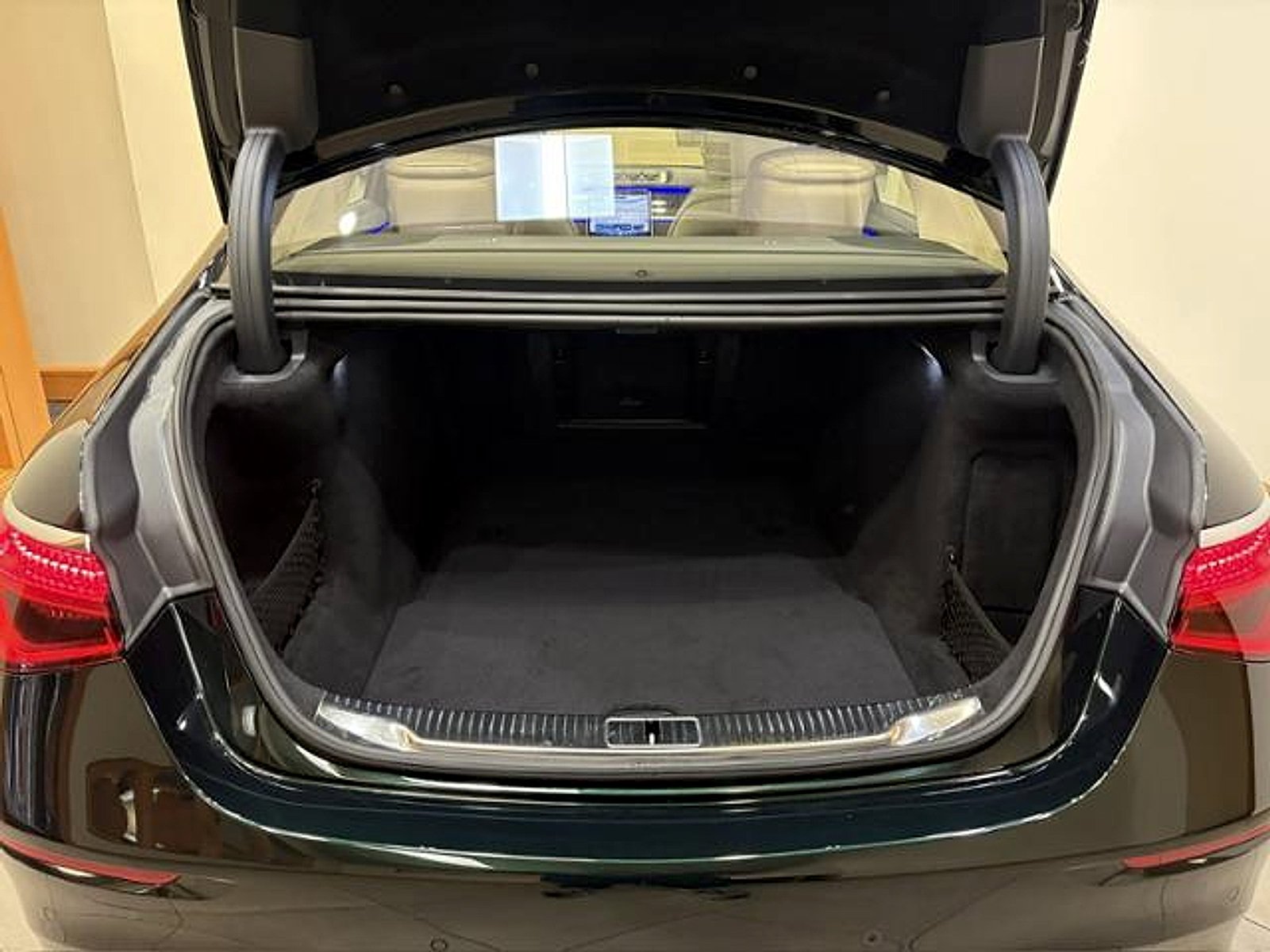 New 2026 Emerald Green Metallic Mercedes-Benz S 580 image 42