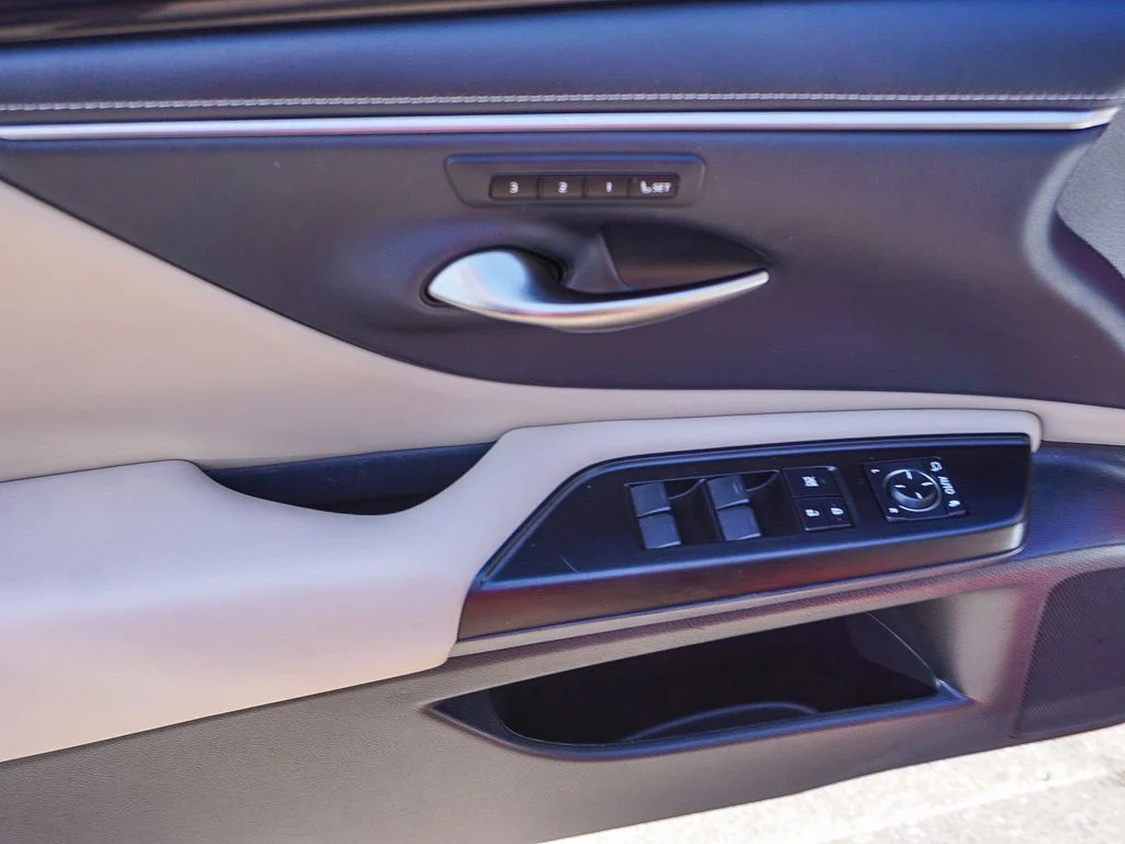 Used 2020 Red Lexus 350 image 18