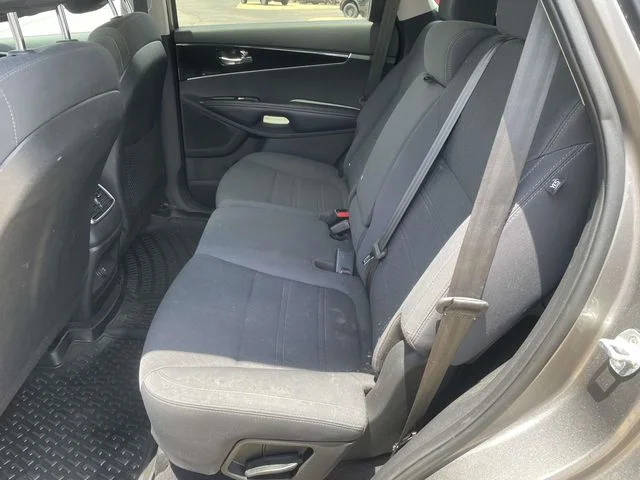 Used 2017 Silver Kia L image 8