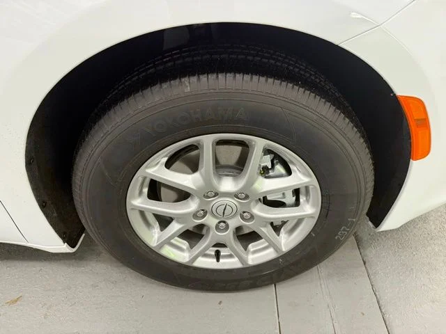 New 2026 Bright White Clear-Coat Exterior Paint Chrysler LX image 4